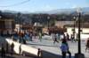 Partie de soccer sur une petite place publique