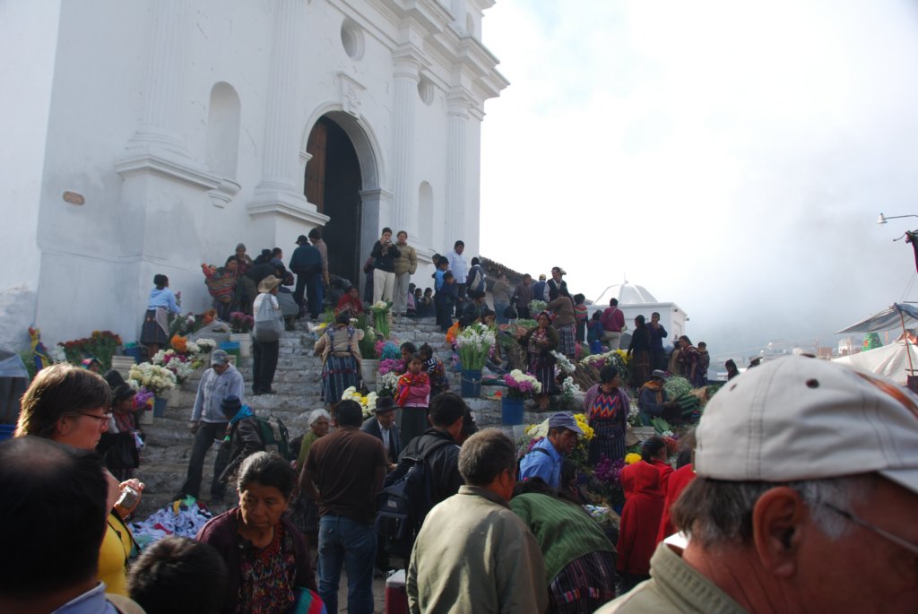 lentredelglisedimanchematinchichicastenango.jpg