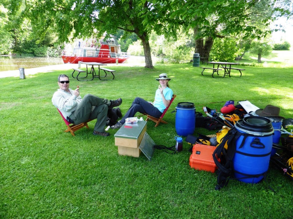 Premier camping en fin de journée, au poste d'éclusage