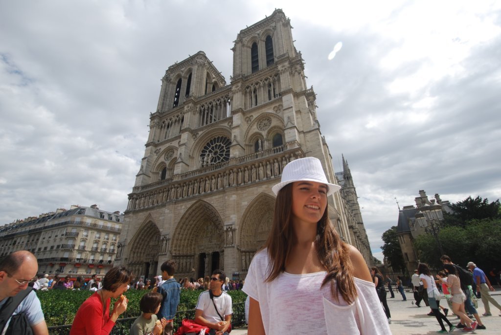 annesophiedevantnotredame.jpg