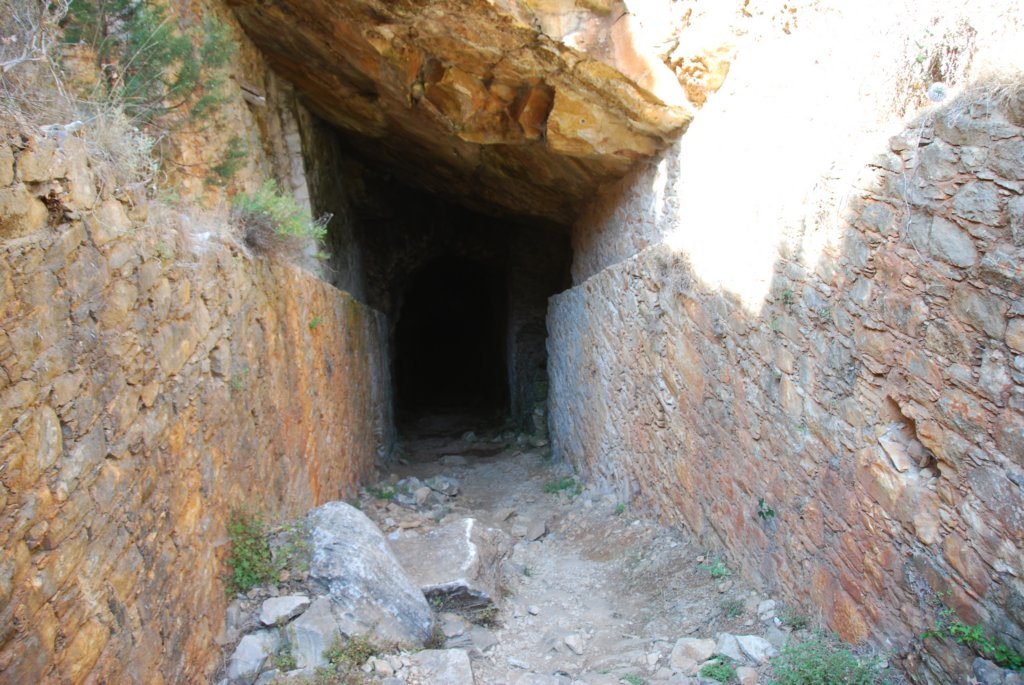 Entrée de la carrière de marbre de Paros, d'ou on a extrait le marbre qui a servi pour la Vénus de Milo