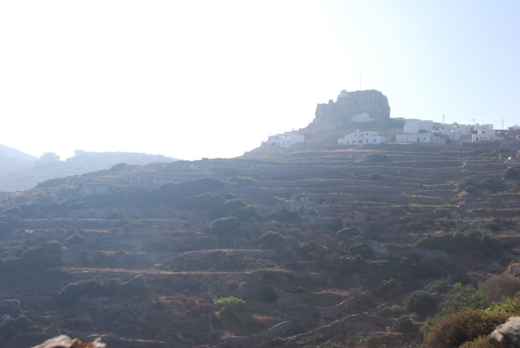 Le lendemain, on traverse l'île à pied (90 minutes de marche travers colline sur un sentier muletier)