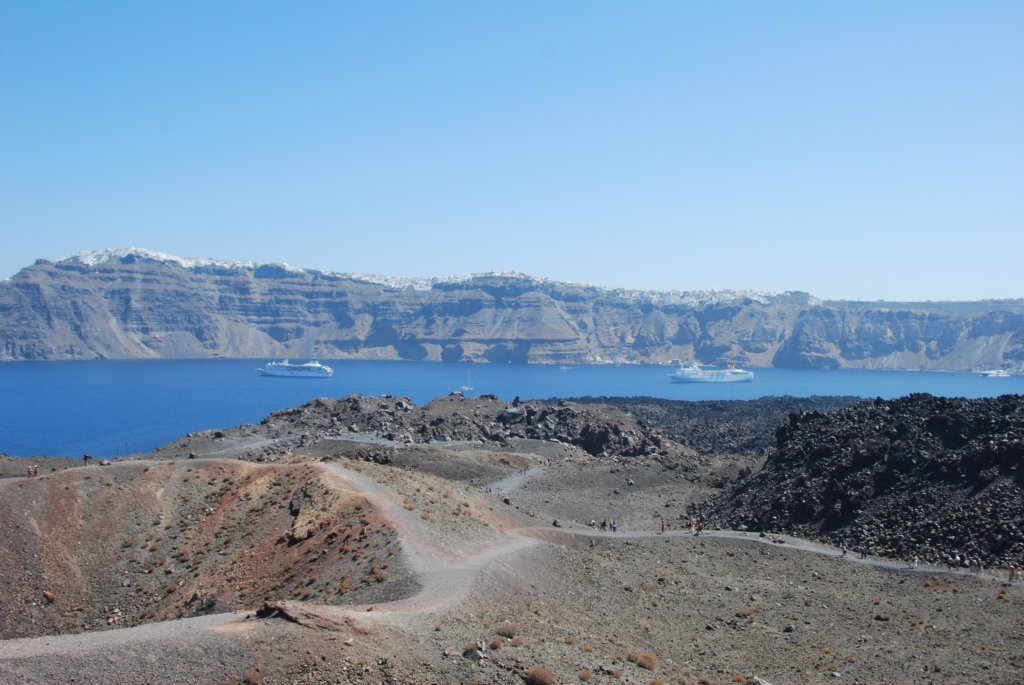 Remarquez que notre hôtel est en face sur le sommet de l'île