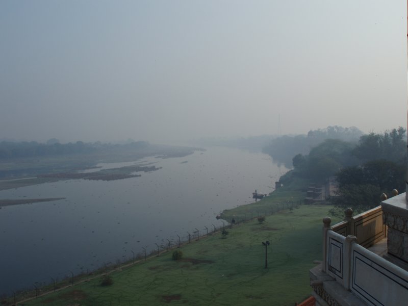 Le Taj Mahal est situé à Âgrâ, au bord de la rivière Yamunâ dans l'État de l'Uttar Pradesh