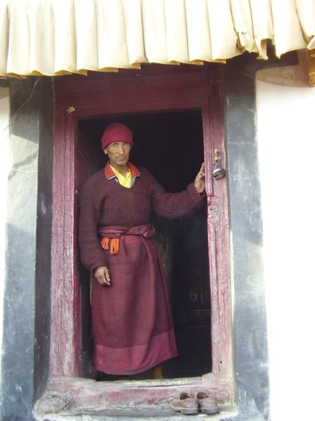 Lama vêtu de façon traditionnel