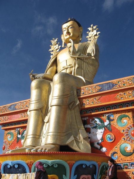 Une statue de boudha immense (personnage en premier plan)