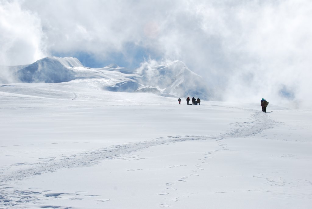 On suit la trace, sinon gare à l'enfoncement dans la neige
