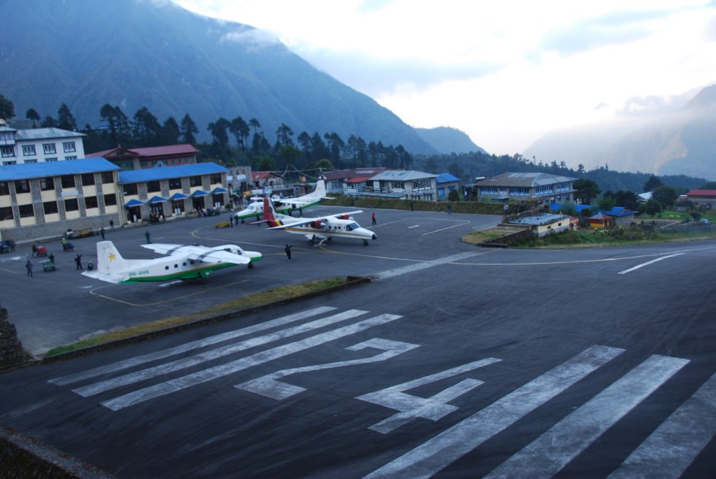 Remarquez tout le monde sur le tarmac, malgré la circulation des avions