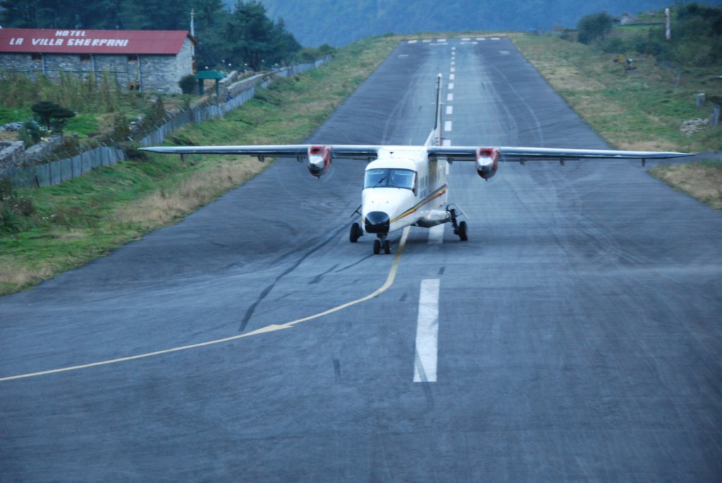 Rendu au sommet, il se déplace directement sur le tarmac