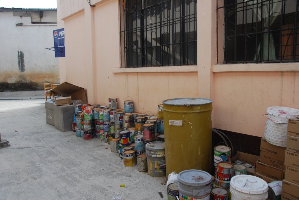 Stock de peinture: on brasse ce qu'il faut dans un 45 gallons, pour obtenir la couleur utilisée pour les prochains mois. Nos artistes trouveront aussi ici tout ce qu'il faut (ou presque) pour faire leur murale