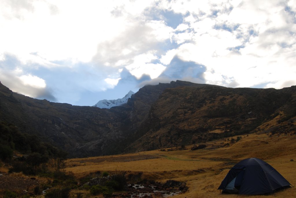 remarquezlombredesmontagnesdanslesnuagessituationtrsrareenfindejourne.jpg