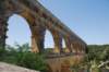 Construit sur trois étages avec les pierres extraites sur les lieux mêmes dans les carrières romaines environnantes, le sommet du pont domine le Gard[7], en basses eaux, à 48,77 m de hauteur, et, sur sa plus grande longueur, l'ouvrage mesure actuellement 275 m.