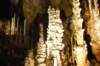 En effet, la vitesse élevée de l'eau d'infiltration à travers la paroi du plafond laisse peu de dépôts calcaires. La majeure partie du calcaire se dépose ainsi sur les stalagmites.