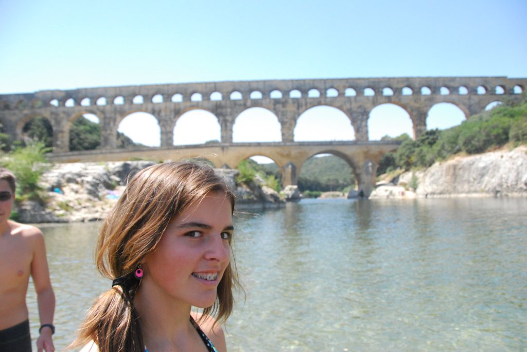 Il enjambe le Gardon, ou Gard, et assure la continuité de l'aqueduc romain qui conduisait l’eau d’Uzès à Nîmes.
