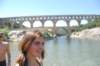 Il enjambe le Gardon, ou Gard, et assure la continuité de l'aqueduc romain qui conduisait l’eau d’Uzès à Nîmes.