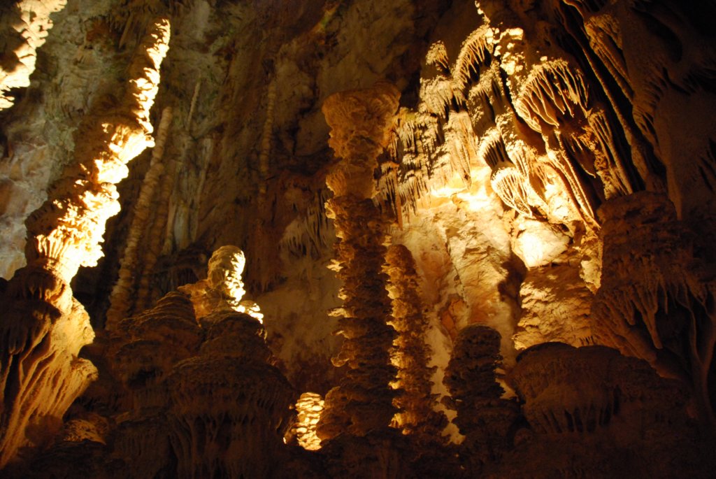lachutedesgouttesdeaudepuisunecertainehauteurexpliquelaformeenempilementdassiettesdecertainsstalagmites.jpg