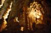 La chute des gouttes d'eau depuis une certaine hauteur explique la forme en « empilement d'assiettes » de certains stalagmites