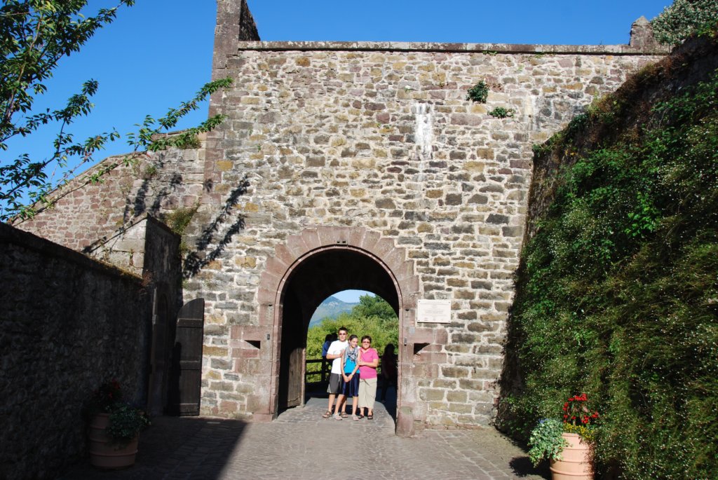 laportesaintjacquesunpassageobligduchemindecompostelle.jpg