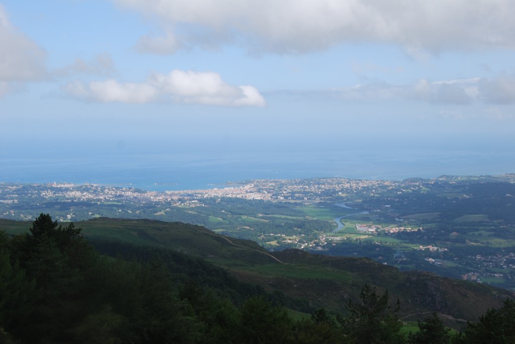 La Rhune est directement sur la frontière Espagne-France; vue de l'Atlantique du côté français.