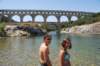 Le pont du Gard est un pont-aqueduc romain à trois niveaux, situé dans la commune de Vers-Pont-du-Gard, près de Remoulins, dans le département du Gard en France.