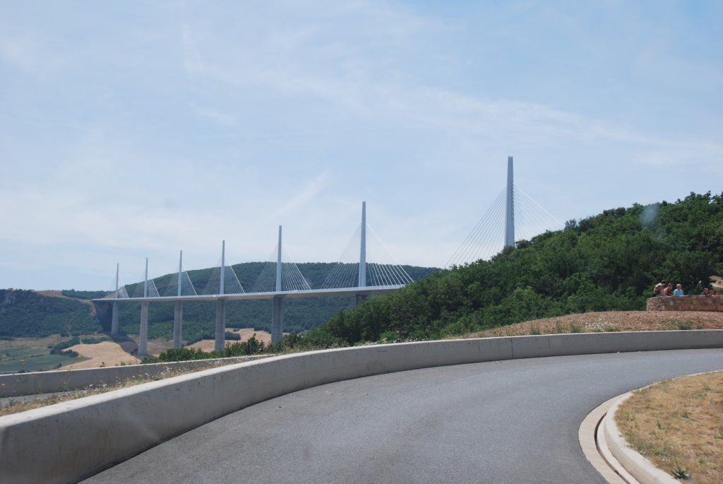 Le viaduc est appuyé sur sept piles qui permettent de franchir le Tarn et de relier le causse Rouge au cause du Larzac.