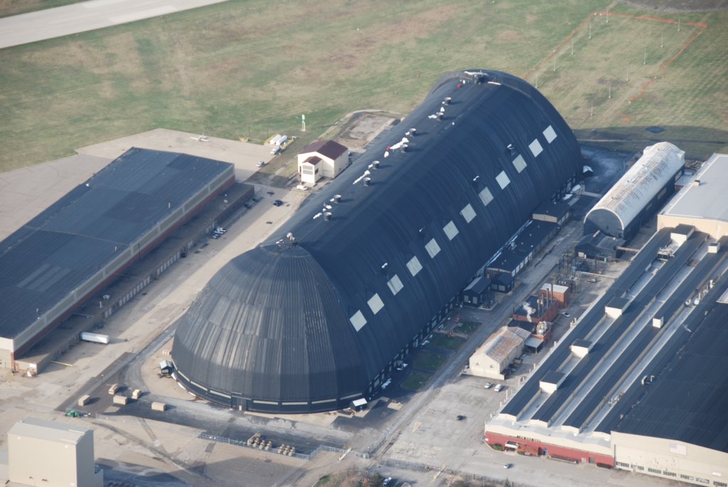 On y entrepose le Blimp, un zeppelin rempli d'hélium