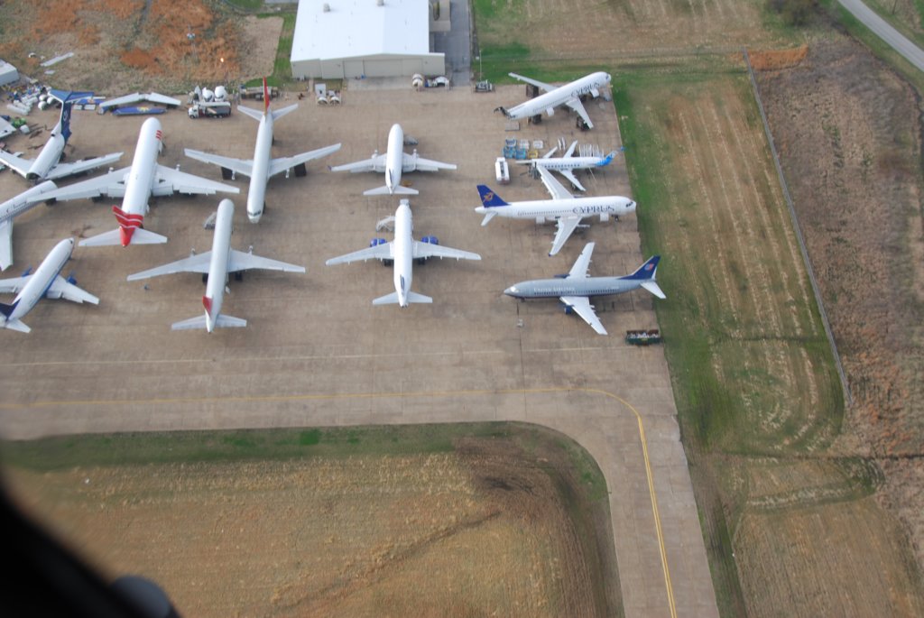 Remarquez les deux avions en haut à droite que l'on a commencé à démanteler