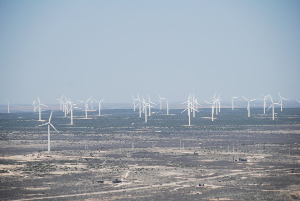 À travers les puits, un parc d'éoliennes