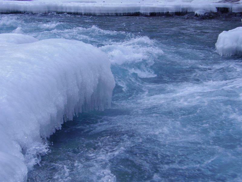 L'eau s'engouffre rapidement sous la glace. Une chute pourrait être mortelle
