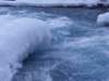 L'eau s'engouffre rapidement sous la glace. Une chute pourrait être mortelle