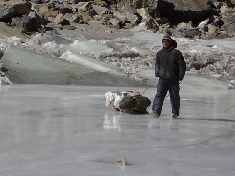 Nos porteurs glissent sans problème sur la glace, mais pour nous les crampons sont utilies
