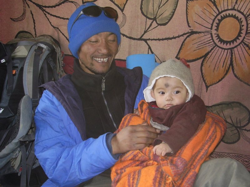 Notre guide local , avec son neveu.