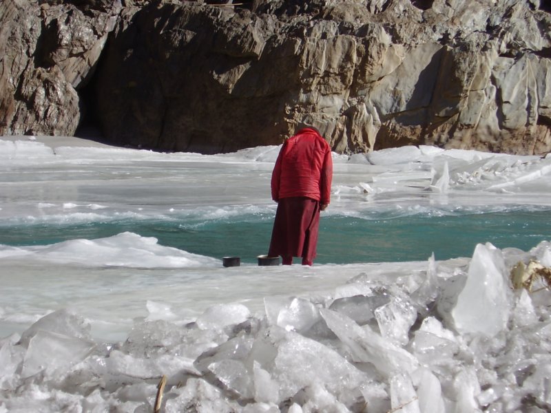 On prend l'eau dans la rivière, mais on doit la faire bouillir