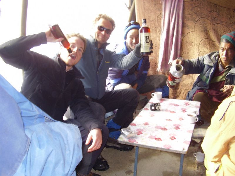 Pour acheter deux bouteilles d'alcool pour les porteurs